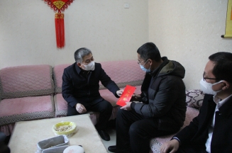 Jia Gang, member of the Standing Committee of the Municipal Party Committee, vice mayor, visited the company's needy employees